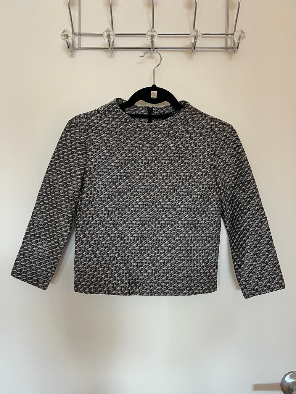 Theory Black and White Textured Stretch Cropped Top size 4